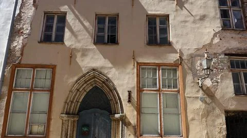 Old Hanseatic medieval building facade with historic arched doorway Foto stock