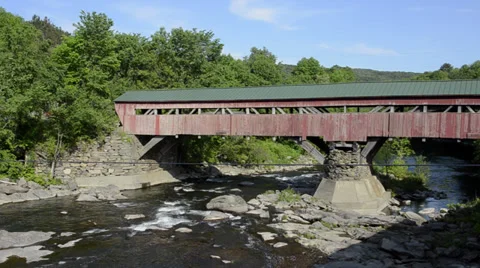 Old historic red old Covered Bridge over the river in Taftsville Vermont Vídeos de archivo 37207322