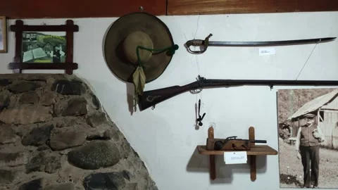 Old historical objects in the "Schafferer Museum" in Pozuzo, Peru Vidéo 283304915