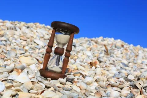 Old hourgrlass among seashells Foto stock