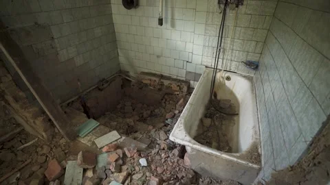 An old house being torn down. Cracked walls, fall bricks. 스톡 동영상 314135239