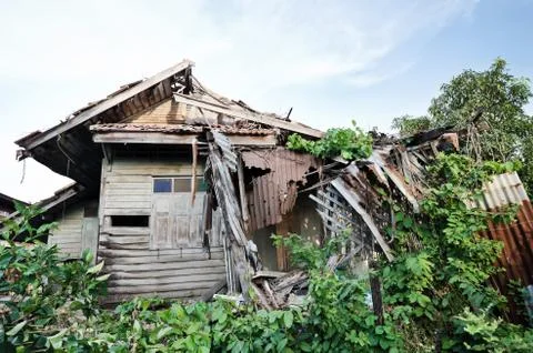 Old house collapsing from time. Fotos de archivo