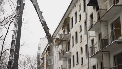 The old house demolitions. Winter Stockbeeldmateriaal 104843537