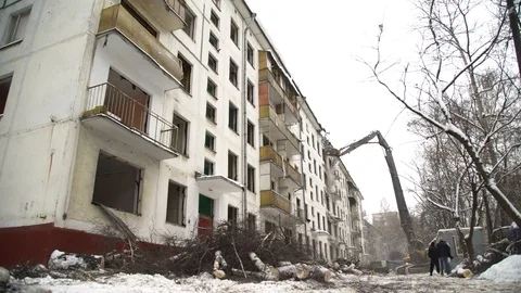 The old house demolitions. Winter Stockbeeldmateriaal 104843569