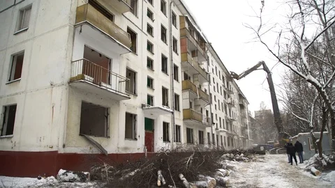 The old house demolitions. Winter Stockbeeldmateriaal 104843574