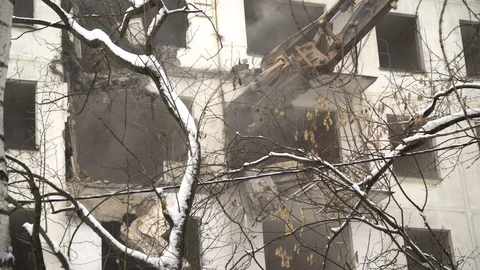 The old house demolitions. Winter Stockbeeldmateriaal 104843575