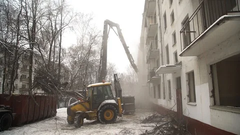 The old house demolitions. Winter Stockbeeldmateriaal 104843595