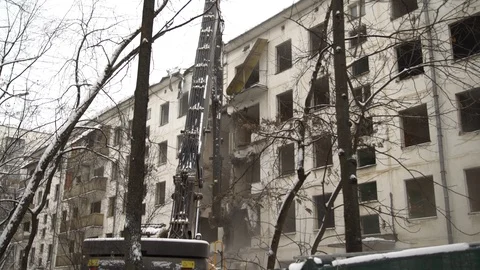 The old house demolitions. Winter Stockbeeldmateriaal 104843598