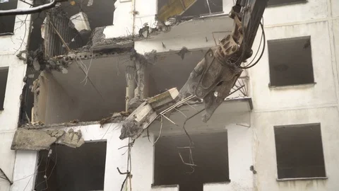 The old house demolitions. Winter Stockbeeldmateriaal 104843613