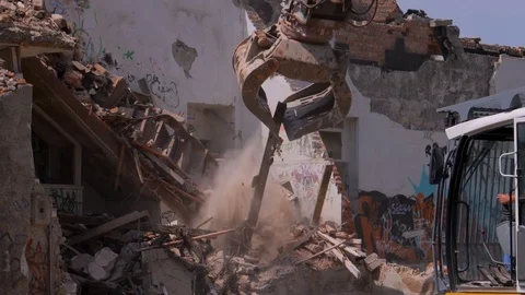 Old house destroyed, using a bulldozer. Vídeo Stock 77547525