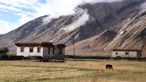 Old house in the mountains 스톡 동영상 121965502