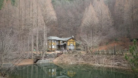 Old house in winter mountain 스톡 동영상 303885418