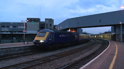 An Old HS125 Express Train Waiting at a Platform at Bristol Temple Meads Vidéo 253810918
