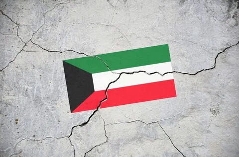 An old image of the flag of Kuwait on a wall with a crack. Foto stock