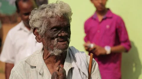Old Indian man without fingers applauding and singing in India Stock Footage 49323077