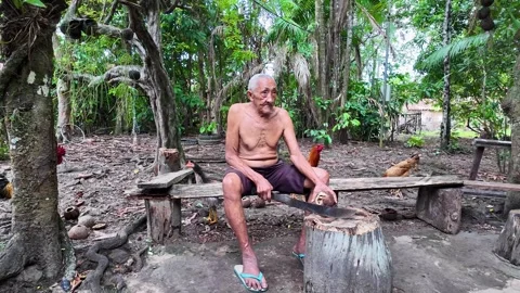 An old indigenous man in the Amazon rainforest Vídeo Stock 316970947