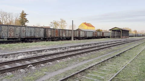 Old industrial cargo train yard platform 4K Stockbeeldmateriaal 333653358