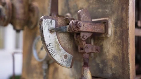 Old industrial engine control lever showing start and run positions, Rusted Vídeos de archivo 332615381