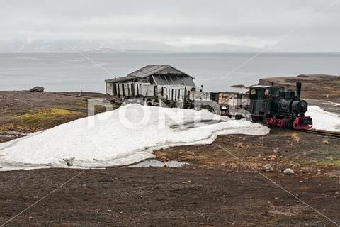 Old industrial train and hut in Ny Alesund, Svalbard islands Stock Photos