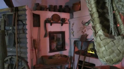 Old interior. Russian hut peasant. Stove and lapties. Vidéo 150443475
