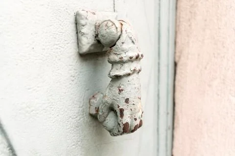 Old iron door knocker in the shape of a hand Foto stock