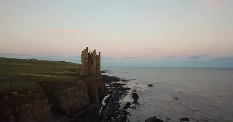 Old Keiss Castle fly by drone sunset 库存影片 146405589