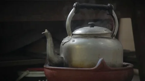 Old kettle boiling water Video stock 72102809