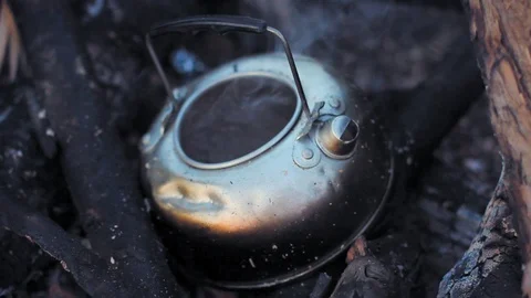 Old kettle full of boiling water on a camp fire. 스톡 동영상 116899529