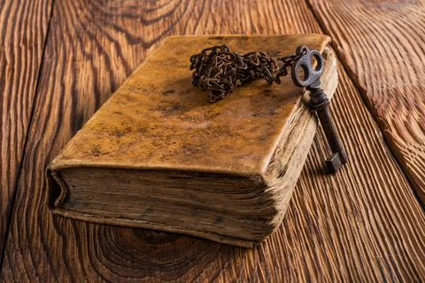 Old key with book Stock-Fotos