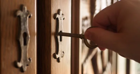 Old key in keyhole Vídeo Stock 103415672