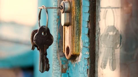 Old keys on the door close-up 스톡 동영상 188055380