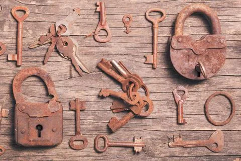 Old keys old keys locks over vintage wooden table Copyright: xZoonar.com/O... Foto stock