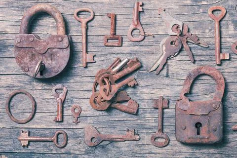 Old keys old keys locks over vintage wooden table Copyright: xZoonar.com/O... Foto stock