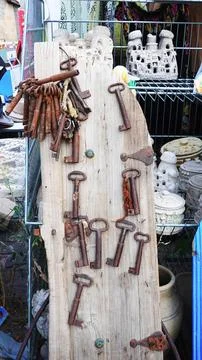 Old Keys Rustic Vertical Neutral Vintage Repurposed Antique Display Decor 库存照片
