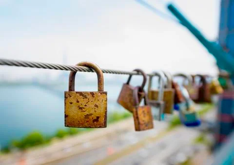 The old keys rusty lock on the wire. Stock-Fotos