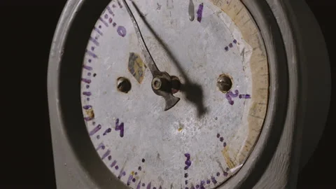 Old kitchen scales with a spinning pointer on a table. Side view Vídeo Stock 131585138