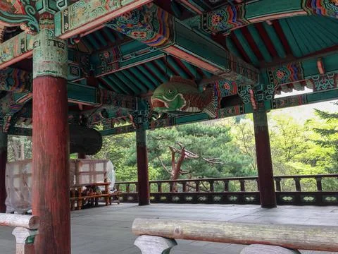 Old korean architecture fish on forest background Foto stock