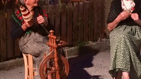 Old ladies pin wool Video stock 82370832