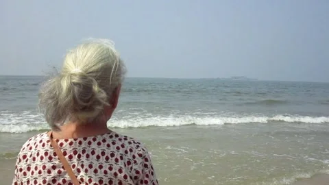 Old lady by the beach 스톡 동영상 154327496