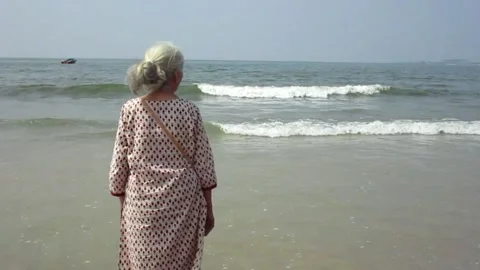 Old lady by the beach 스톡 동영상 154327684