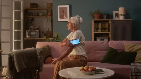Old Lady with Diabetes Checking Glucose with Smartphone App and Sensor Patch Vídeos de archivo 320973787