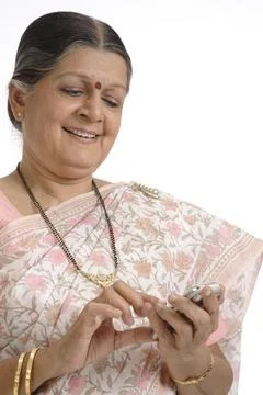 Old lady dialling mobile with smiling face MR # 703A Foto stock