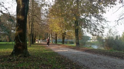 Old lady with face mask walking on the forest trail outside the city. Vidéo 142238074