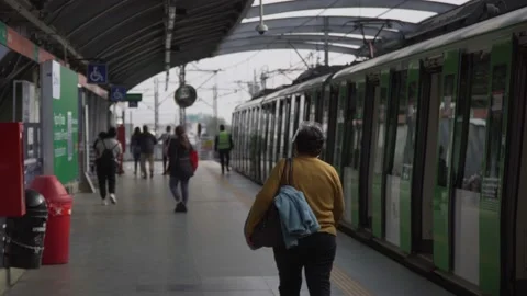 Old lady lost in the train station, green electric train in Peru Video stock 162087780