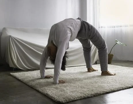 Old lady posing yoga for exercise at living room.for good health Foto stock