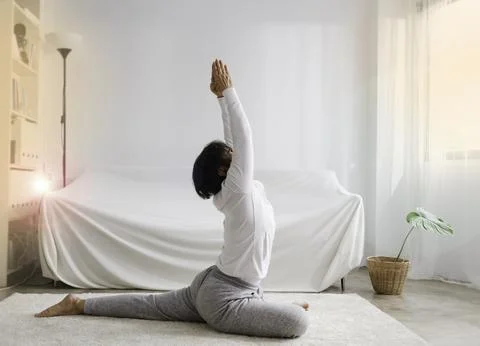 Old lady posing yoga for exercise at living room.for good health Foto stock