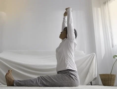 Old lady posing yoga for exercise at living room.for good health Foto stock