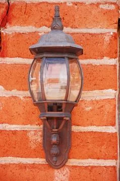 Old lamp on brick wall Foto stock