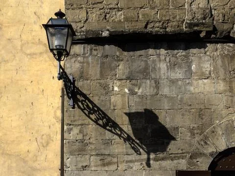 Old Lantern Lamp with shadow on old stone wall Foto stock