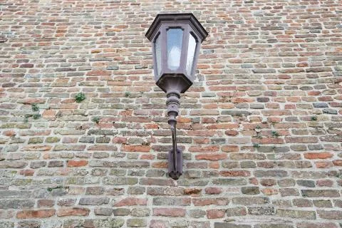 Old lantern on a wall of red bricks Stock-Fotos